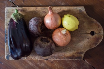 verduras higienizadas sobre mesade madera con iluminacion natural de ventana
