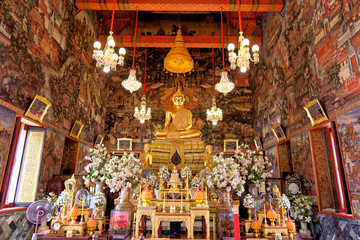 Fototapeta premium Buddhist temple of the reclining Buddha - Bangkok, Thailand