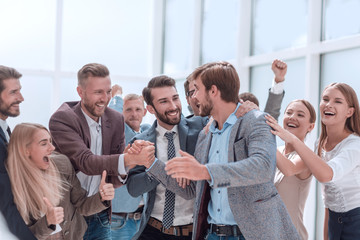Obraz premium corporate group of employees applauding their colleague.
