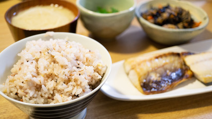 五穀米とサバの塩焼き定食