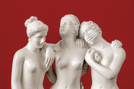 Drei Frauen Statue mit Mundschutz 