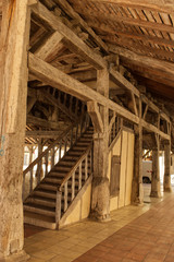 Fototapeta na wymiar La charpente et l'escalier spectaculaires des halles en bois pour les marchés du village de Villeréal dans le département du Lot et Garonne