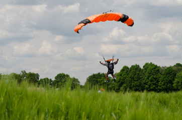 Landung eines Fallschirmspringers im Ruhrgebiet