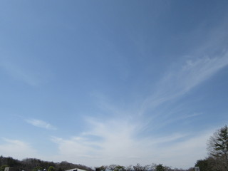 春分の青い空と雲