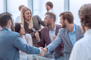 Obraz premium handshake business partners during a meeting in the office