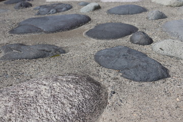 コンクリートで埋められた岩