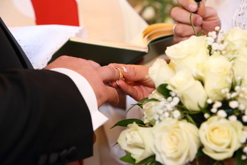Obraz na płótnie Canvas Wedding rings prepared for the wedding