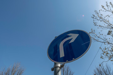 Verkehrsschild rechts abbiegen
