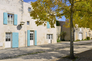 Fototapeta na wymiar Ambiance seraine rue de la grotte à Marennes-Hiers-Brouage (17320) fortifiée, département de la Charente-Maritime en région Nouvelle-Aquitaine, France