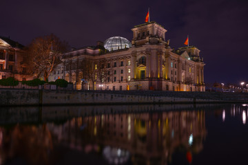 Fototapeta na wymiar Reichstag in Berlin in der Nacht