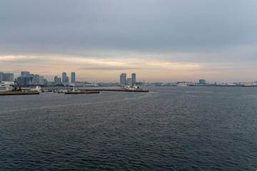 Naklejka premium 早朝の横浜港（撮影場所：横浜港大さん橋国際客船ターミナル）