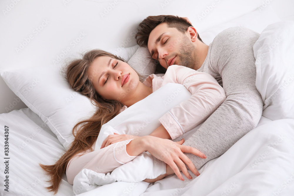 Poster Young couple sleeping in bed