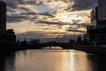 Fototapeta premium 朝焼けの中の橋（撮影場所：横浜汽車道）