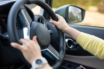 車の運転をする女性、ハンドルを握る手