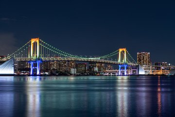 Fototapeta na wymiar ライトアップされた東京レインボーブリッジの夜景
