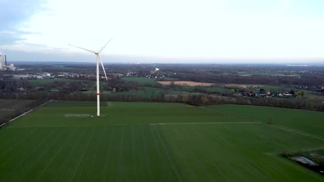 Modernes Windrad vor dem Kohlekraftwerk Datteln IV