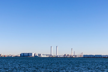 Naklejka premium 横浜港の工業地帯（撮影場所：山下公園）