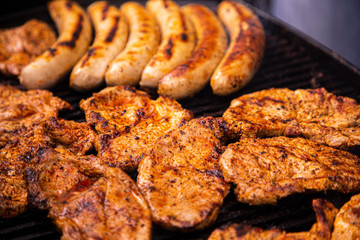Grill mit Würstchen und Steaks