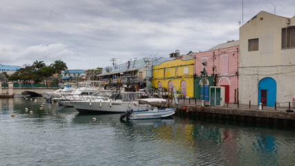 Fototapeta na wymiar Bridgetown, Häuserfront am Hafen