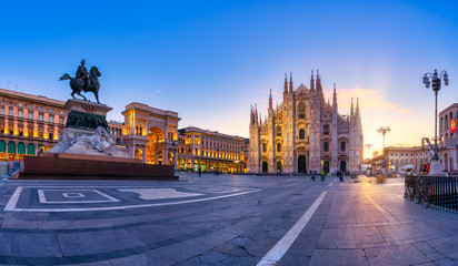 Fototapeta premium Wschód słońca w kościele Duomo di Milano w Mediolanie we Włoszech