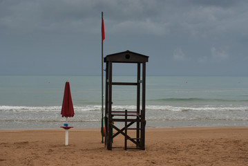 mare in una piovosa giornata estiva
