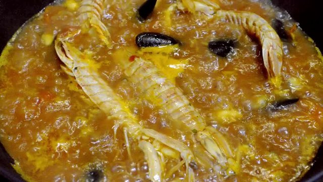 Zuppa di pesce cucinata con il Wok