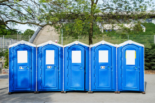 Baustellentoiletten in Reihe im Park
