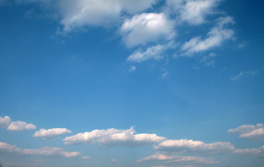 Obraz premium clouds in the blue sky during the daytime