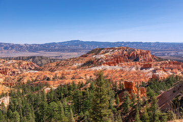 Fototapeta na wymiar Panoramic view of amazing hoodoos sandstone formations in scenic Bryce Canyon National Parkon on a sunny day. Utah, USA