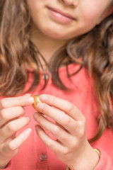 Enfant mangeant un oeuf en chocolat