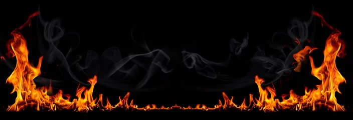 Fotobehang Op brand vlammen bij de zwarte achtergrond © Thicha