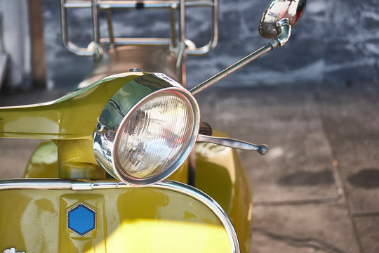 Particolare fanale anteriore scooter anonima
