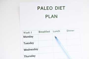 Obraz premium meal plan for healthy eating on paleo diet. planning for a week to buy fresh food for diet and weight loss. slimming and healthy life concept.