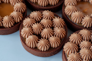 Creamy tarts with caramel and nuts