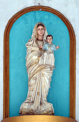 Obraz premium Virgin Mary with baby Jesus, statue on the portal of Our Lady of Lourdes Church in Kumrokhali, West Bengal, India