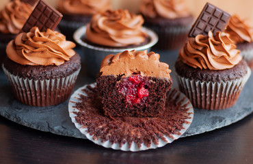 Obraz na płótnie Canvas Chocolate cupcakes with chocolate cream on top