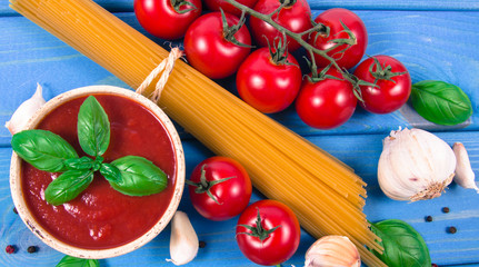 Fresh tomato sauce with garlic and basil, for pasta dishes. - 333973193