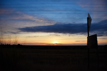 Horizonte, siluetas, sol, cielo, avisos y cableado el&eacute;ctrico