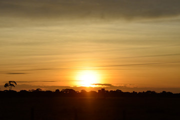Fototapeta na wymiar Paisaje Sol en el horizonte