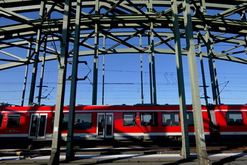 Zug auf Hohenzollernbrücke in Köln