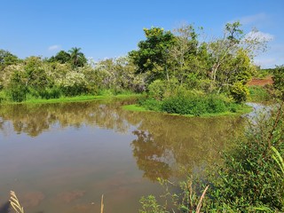 açude com água barrenta