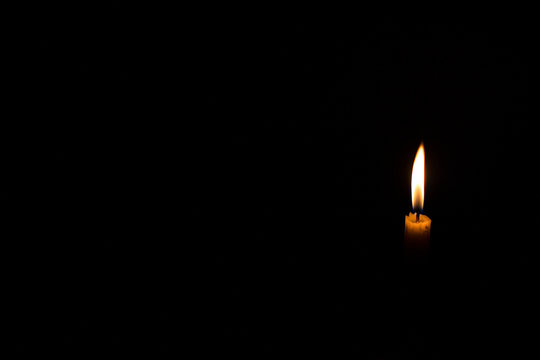 Una vela en la oscuridad