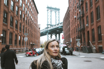 Obraz premium Woman walking with coffee in New York City