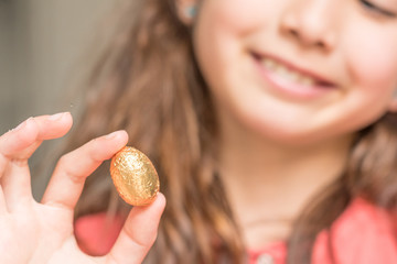 Enfant contente d'avoir un oeuf en chocolat