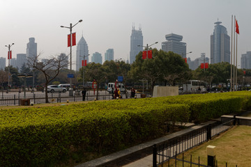 Plac Ludowy w Szanghaju z wieżowcami dokoła