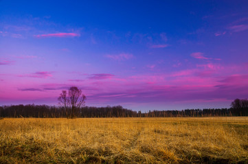krajobraz w promieniach zachodzącego słoęca © Konrad
