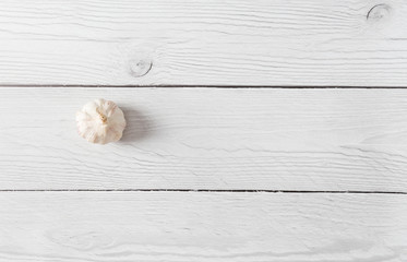 Fototapeta na wymiar Head of garlic on white wood background