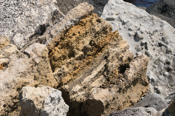 Verschieden farbige Steine an der Küste - Hintergrund