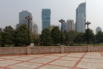 Plac Ludowy w Szanghaju z wieżowcami dokoła - obrazy, fototapety, plakaty