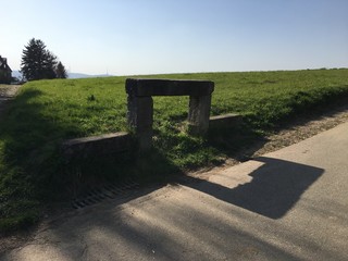 Eine Gruhbank auf der Neckarhalde in Esslingen (Baden-Württemberg). Damit ist eine steinerne Bank...